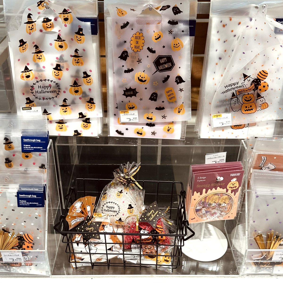 こんにちは、大宮ロフトです！
本日もよろしくお願いいたします😊

文具売場でハロウィンカードやシール、ラッピングをお取り扱い中🎃
お菓子をキュートにラッピングしてみませんか？
ポストカードやガーランドを飾って、お家に小さなハロウィンコーナーを作るのも楽しそう👻🎵