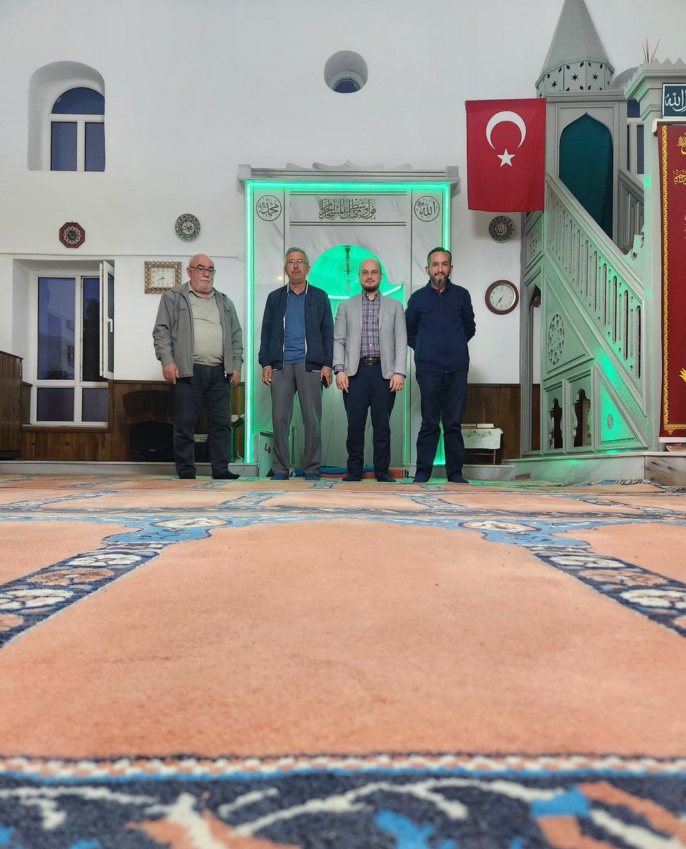 Akparti_Lburgaz's tweet photo. 📍UMURCA
Sabah namazını İlçe Başkanımız Abdussamed Kayalı ve Yönetim Kurulu Üyelerimiz ile birlikte #Umurca köy Camii'nde eda ettik.
Sabahın hayrı, bereketi üzerimize olsun.
#HayırlıSabahlar https://t.co/UnYuLQC6a2