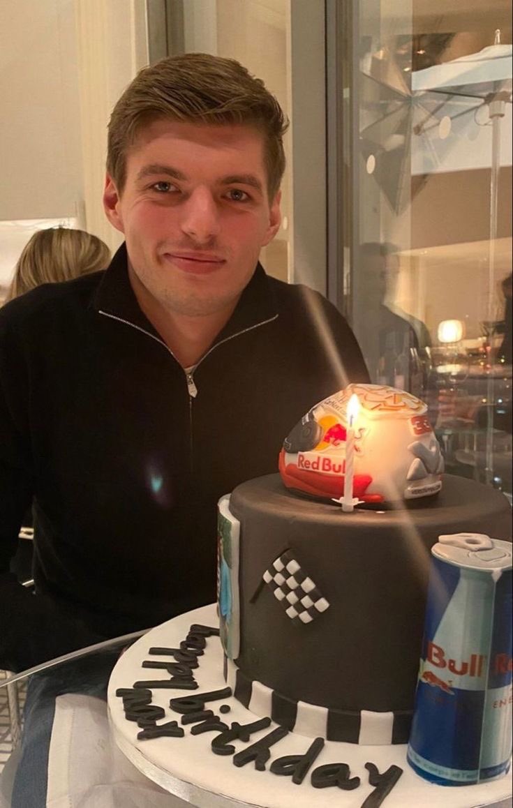 louu_f1's tweet photo. happy birthday maxxx !!🫶🏻

#maxverstappen https://t.co/t0JpVNCtLH