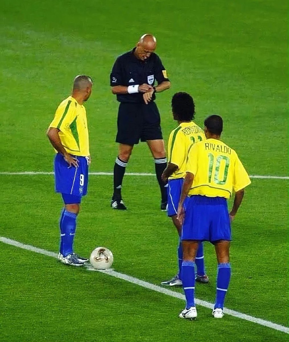 FootballXtraa's tweet photo. Four legends in one frame 😍

| @FootballXtraa https://t.co/0xBnFZS5wo
