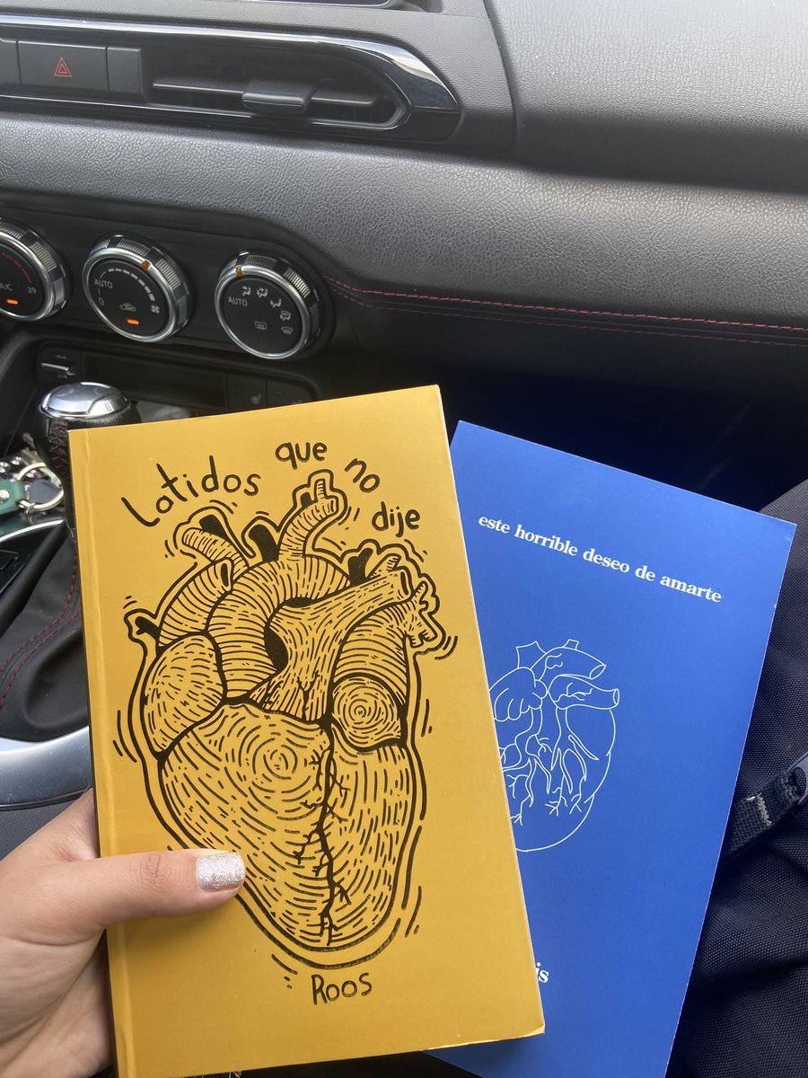 Caroge19's tweet photo. Tenía 1 mes sin ver a mi novio, y cuando lo vi me dió estos 2 libros de poemas para que lo leyera y adivinara con cuales pensó en mi🥹🤍 https://t.co/Qfm1hETN78