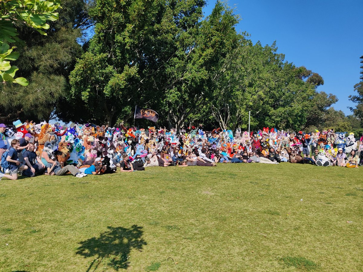 #FURJAM2023 crazy turnout this year, most furries I've seen yet!