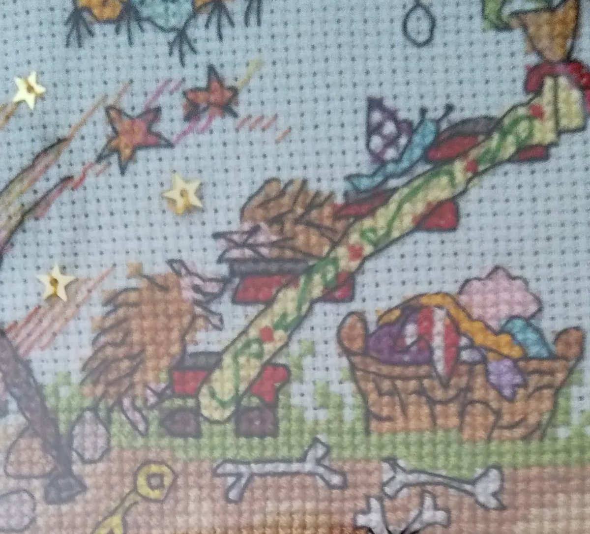 P1uQazEjmX3YzIU's tweet image. 額入れしました🎀
楽しい図案のイメージに
合うかなと額を選びました😍

好きな所もポストします🦔
アクリル板の反射があります😂

#BothyThreads
#GypsyWagon