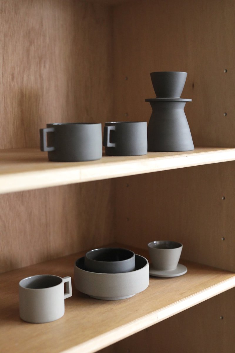 FREEPARK_JP's tweet photo. 【POPUP】MOTON -SUITAGAMA-
10/1-10/15 START
轆轤職人によって全て手作業で作られた、素地のまま焼き上げた白土本来のざらっとした質感と内側のツヤとのコントラストが特徴です。オンライン販売も10月1日11時からスタートいたしますので、ご覧いただけると嬉しいです。 https://t.co/XygqLPb3yt