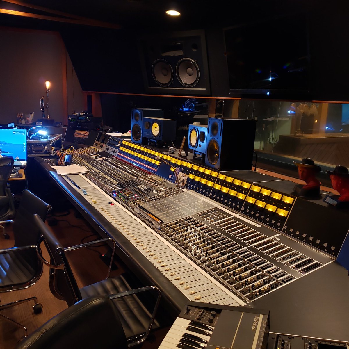 ihate100bees's tweet photo. 2 days of sessions in Austin Texas at Arlyn recording studios. Cutting 14 new songs. Sounding incredible! Chris Bell engineering, Joseph engineer assistance, Michael Davila on drums, Eli menezes on bass. Thank you Arlyn studios! https://t.co/aOUKqZQUhg