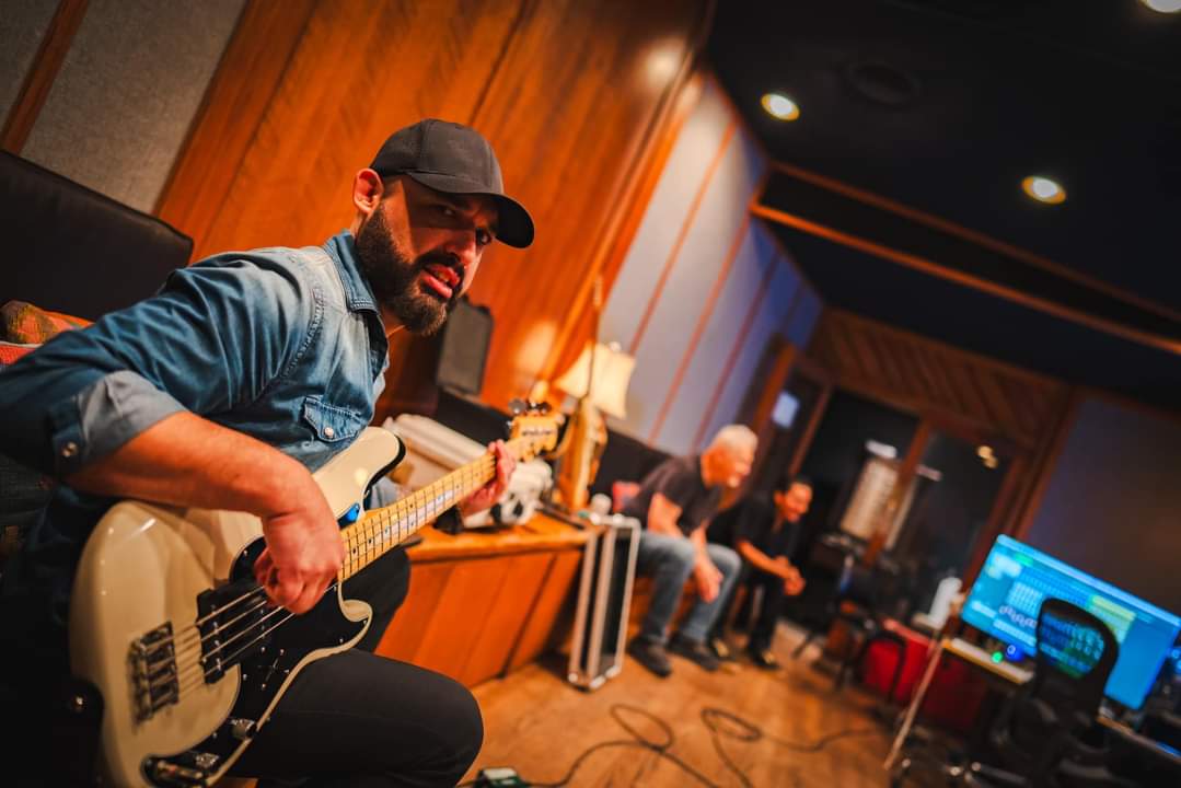 ihate100bees's tweet photo. 2 days of sessions in Austin Texas at Arlyn recording studios. Cutting 14 new songs. Sounding incredible! Chris Bell engineering, Joseph engineer assistance, Michael Davila on drums, Eli menezes on bass. Thank you Arlyn studios! https://t.co/aOUKqZQUhg