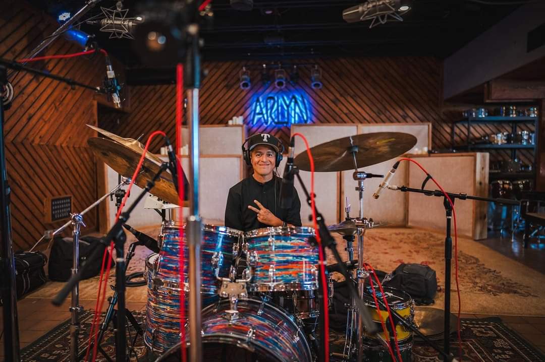ihate100bees's tweet photo. 2 days of sessions in Austin Texas at Arlyn recording studios. Cutting 14 new songs. Sounding incredible! Chris Bell engineering, Joseph engineer assistance, Michael Davila on drums, Eli menezes on bass. Thank you Arlyn studios! https://t.co/aOUKqZQUhg