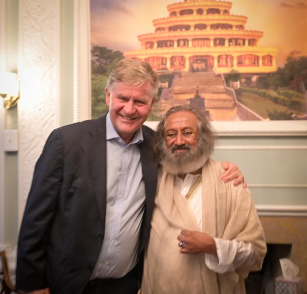 ErikSolheim's tweet photo. Celebrating the idea of Oneness in Washington 🇺🇸.

@srisri Ravi Shankar inspired us all with call for peace and for Oneness in a fractured world.

I was honored to speak together with Indian 🇮🇳 foreign minister @DrSJaishankar, former UN Secretary General Ban Ki-moon ++ https://t.co/ZGHkyI7oNI