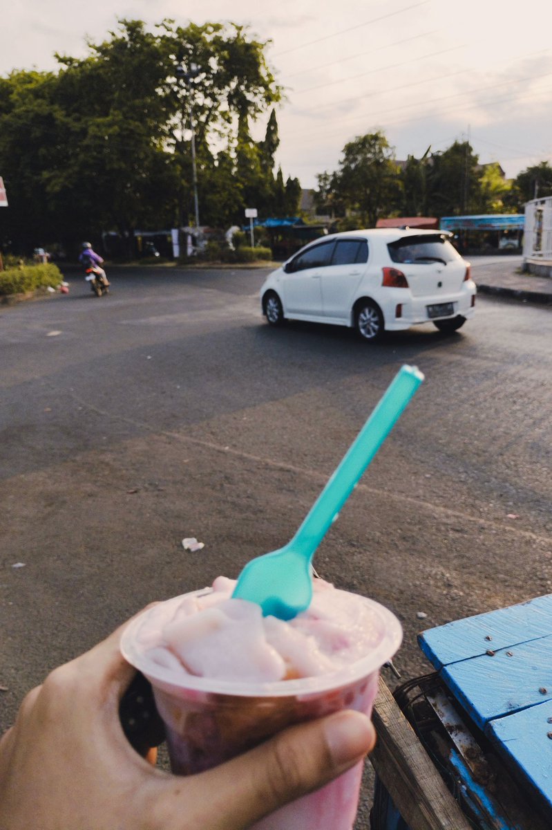 es andalan waktu kecil, dulu kl beli ini bawa gelas sendiri dr rmh, atau gak beli yg pake contong(?) yg bisa langsung dimkn. dulu masih seribuan 🤣