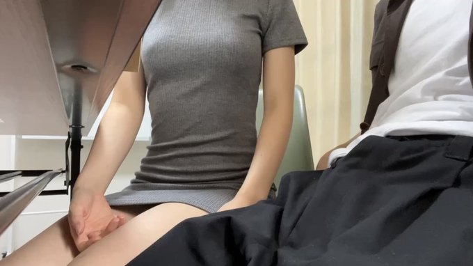 大学でこんなことしてるのがバレたらまずいので 24時間限定です！！  大学の講義中、1番後ろの席に座ってたら男友達に『抜いて』とお願いされたので、仕方なく...🐶💦 https://t.co/m69J