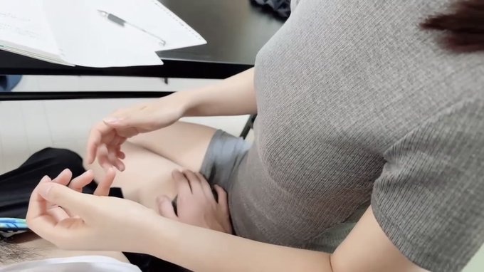 大学でこんなことしてるのがバレたらまずいので 24時間限定です！！  大学の講義中、1番後ろの席に座ってたら男友達に『抜いて』とお願いされたので、仕方なく...🐶💦 https://t.co/m69J