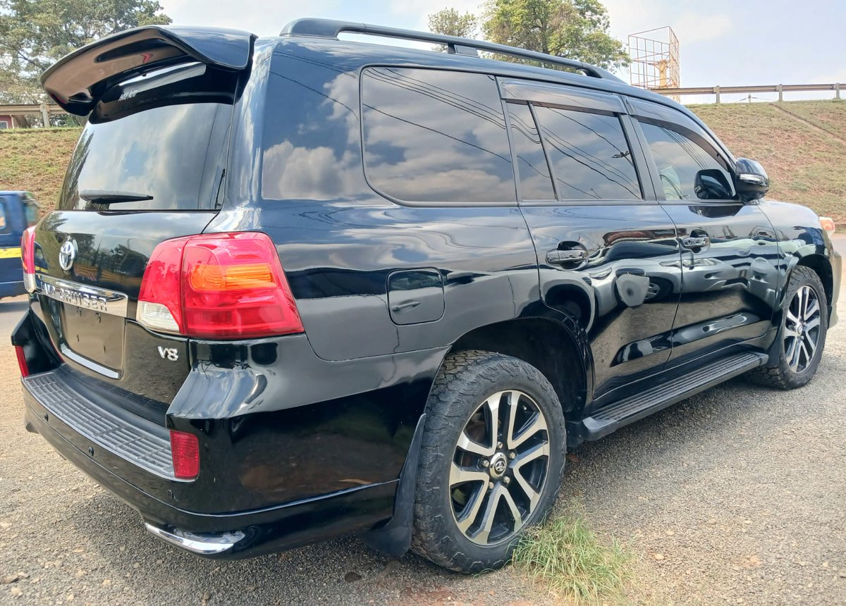 JaMtoka's tweet photo. • 2013 Toyota Land Cruiser ZX — URJ202
• 4600cc NA V8 Petrol (1UR-FE)
• 304hp/439Nm
• 6-Speed AT
• 10 Airbags, 4WD, Downhill Assist Control, TCS, EBD, VSC, ABS, BA, CC
• Alloy Wheels, Fog Lights, Cooler Box, 7 Leather Seats, Side Steps, Sunroof
• Fuel Tank: 93L
• Registration: KCV
• Location: Nairobi
• KSh4,900,000
• +254733665551