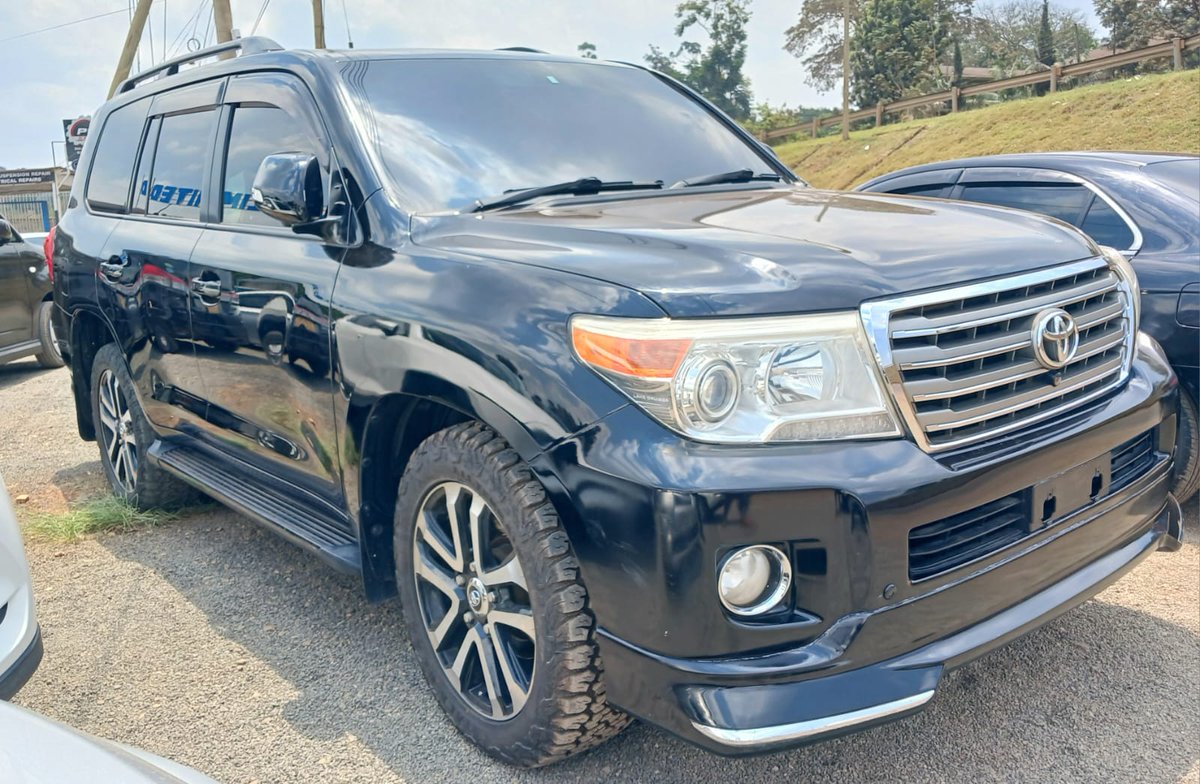 JaMtoka's tweet photo. • 2013 Toyota Land Cruiser ZX — URJ202
• 4600cc NA V8 Petrol (1UR-FE)
• 304hp/439Nm
• 6-Speed AT
• 10 Airbags, 4WD, Downhill Assist Control, TCS, EBD, VSC, ABS, BA, CC
• Alloy Wheels, Fog Lights, Cooler Box, 7 Leather Seats, Side Steps, Sunroof
• Fuel Tank: 93L
• Registration: KCV
• Location: Nairobi
• KSh4,900,000
• +254733665551
