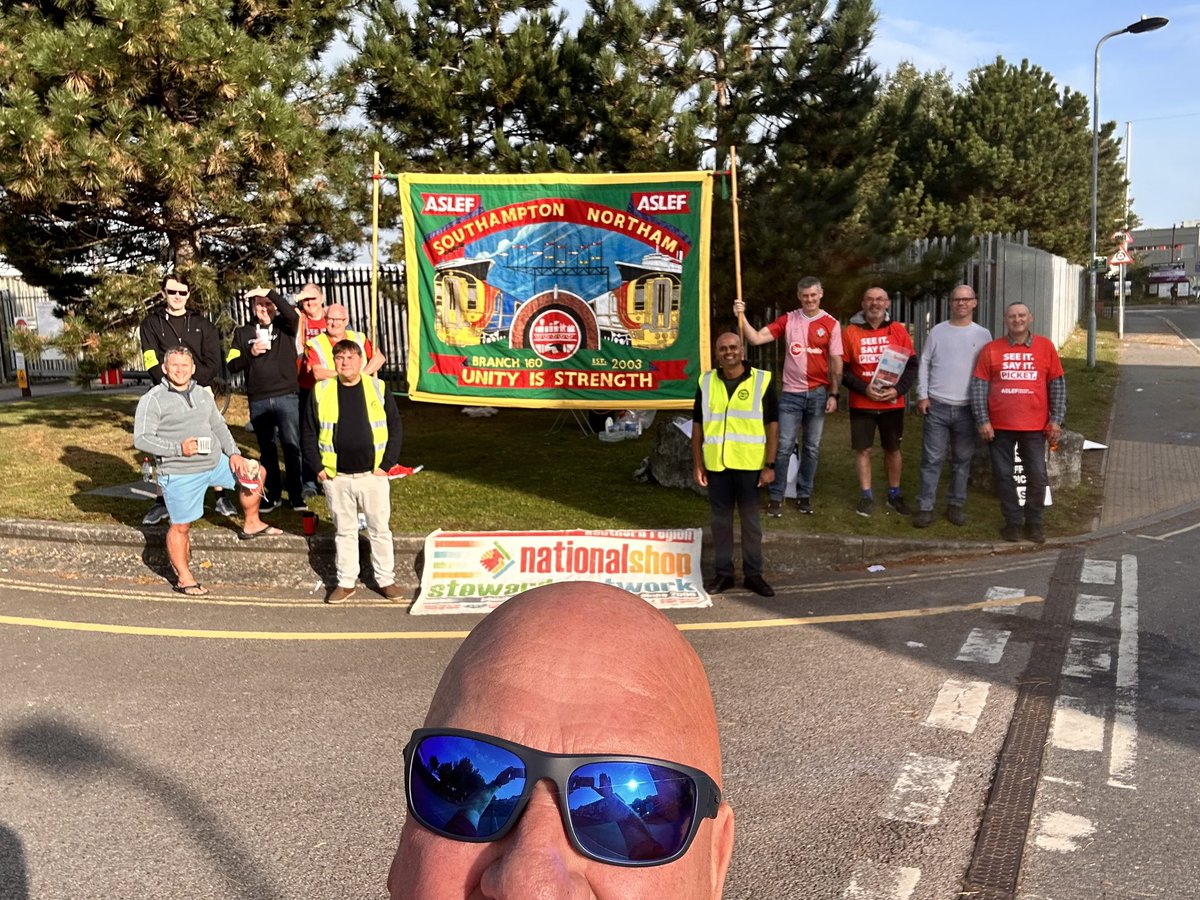 Back the train drivers strike to defend pay, terms and conditions. Their fight is our fight!

#ASLEFstrike @ASLEFunion 
#SupportRailWorkers 
#NationaliseTheRailways 
#RightToStrike 
#RailStrike