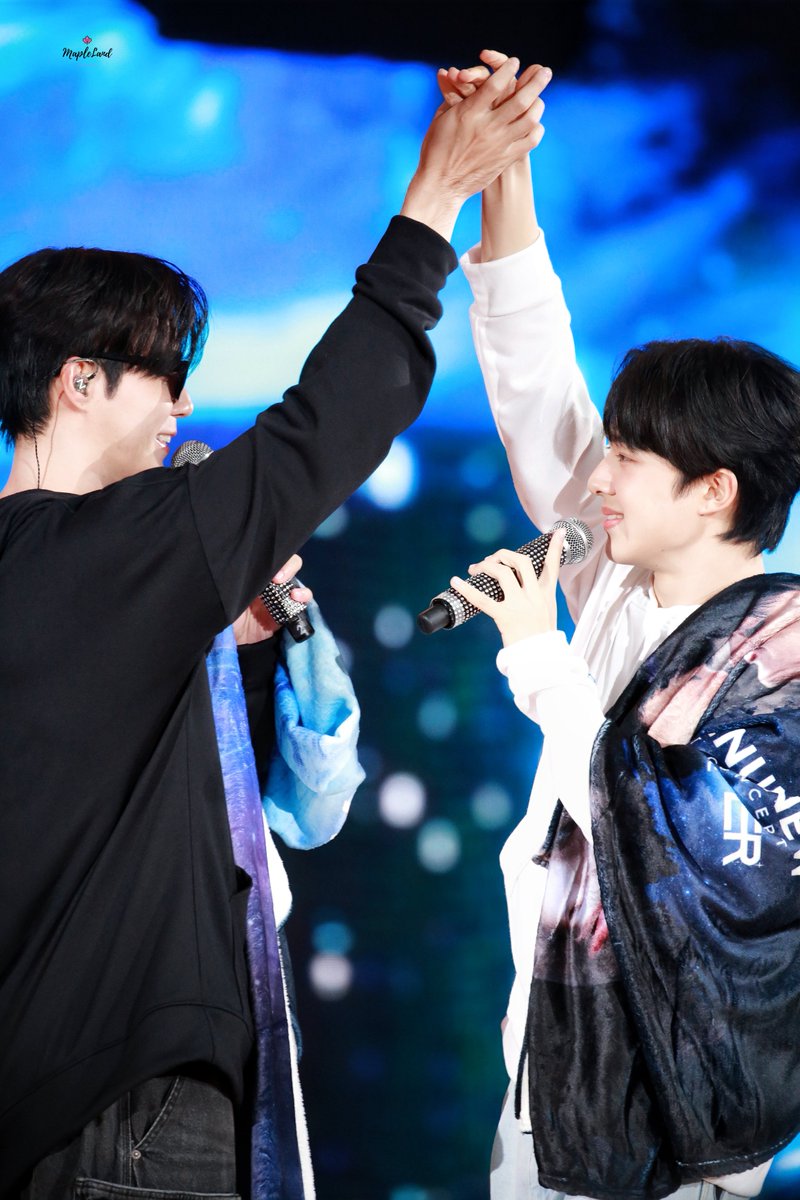 MapleLandNN's tweet photo. จับมือเดินไปด้วยกัน 

@zee_pruk #ZeePruk 
@CwrNew #NuNew 
 #ZeeNuNewConcertDay1 #ZeeNuNew https://t.co/vyB4cpV5Le