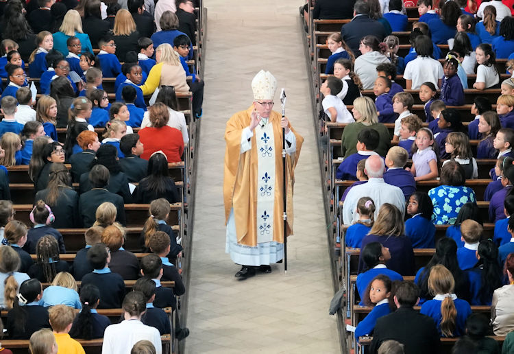RCNewSchools's tweet photo. Around 750 pupils from all 28 Catholic schools across the Diocese of East Anglia gathered at @StJohnsCath_Nrw in Norwich yesterday to celebrate the start of the academic year with a special Schools Mass led by Bishop Peter Collins. @RCNewSchools
https://t.co/p4n30qoDTQ https://t.co/W4wEvnY2HR