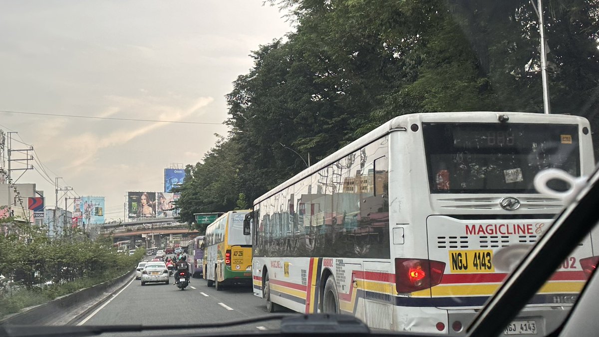 Kweentin1's tweet photo. @MMDA  Baka po pwede niyong bugawin mga bus sa East ave 30 mins from the heart center central bank dahil sa mga BUS na yan ayaw mag si alis walang mmda na nag babantay buong East ave na traffic https://t.co/YYV9B7cVOy