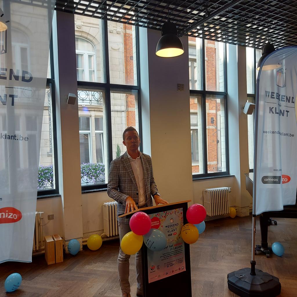 KlaasSoens's tweet image. &apos;Dank voor alle ondernemers die voor activiteit in de steden en in Vlaanderen zorgen. Ondernemers hebben belangrijke economische, maar ook sociale functie.&apos; @jobrouns1 #weekendvandeklant