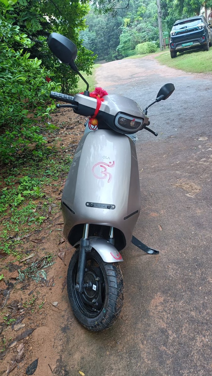 Biswa030683's tweet photo. @OlaElectric @bhash @CMO_Odisha @OfficeOfNG  Sir OLA delivered me a scooter on 19/09/2023 by saying your vehicle is already registered and number plate will come tomorrow. On enquary  at RTO no vehicle is registered in the. Engin &amp;chesis no provided to me. Ola is not cooperating. https://t.co/q8WEIjSQwE
