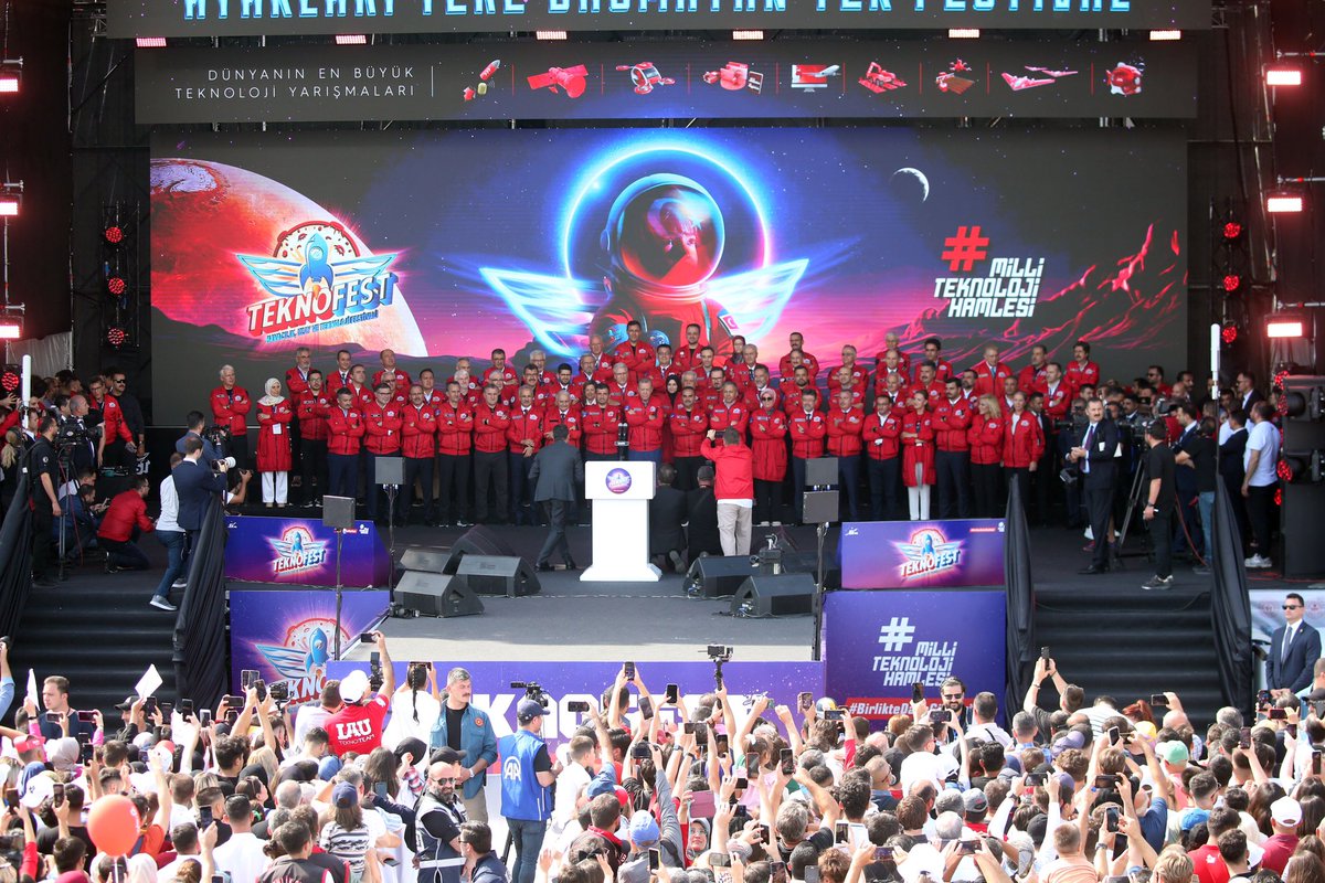 Mütevelli Heyet Başkanımız Sayın Ali YÜKSEL ve Rektörümüz Sayın Prof. Dr. Rahmi ER; Cumhurbaşkanımız Sayın Recep Tayyip ERDOĞAN'ın TEKNOFEST paydaşları ile çekildiği aile fotoğrafında… <a href="/tcbestepe/">T.C. Cumhurbaşkanlığı</a> <a href="/teknofest/">TEKNOFEST</a> <a href="/aliyuksel1/">Ali YÜKSEL</a> <a href="/rahmi_er/">Rahmi Er</a>