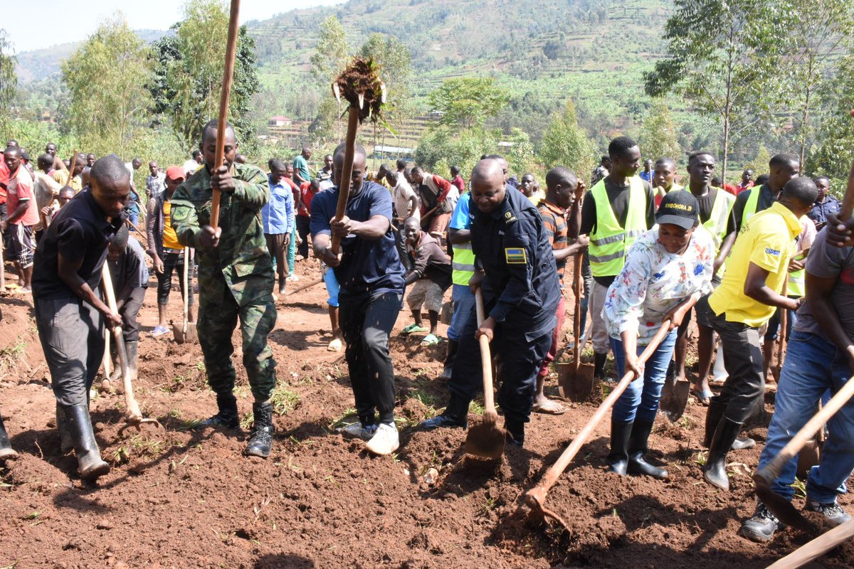 KwizeraEtiennee's tweet photo. Uyu munsi mu Mirenge 14 Igize Akarere ka @GatsiboDistrict hakozwe umuganda usoza ukwezi kwa 09/2023,Aho ku rwego rw'Akarere wakorewe mu Murenge wa @Kageyosect hasizwa ikibanza kizubakwamo Ibiro bishya by'Akagari ka #Nyagisozi @RwandaEast @RwandaLocalGov  @Muzeturwubake https://t.co/AKbGyuRMoL