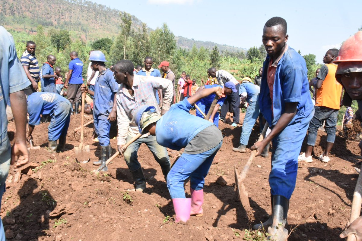 KwizeraEtiennee's tweet photo. Uyu munsi mu Mirenge 14 Igize Akarere ka @GatsiboDistrict hakozwe umuganda usoza ukwezi kwa 09/2023,Aho ku rwego rw'Akarere wakorewe mu Murenge wa @Kageyosect hasizwa ikibanza kizubakwamo Ibiro bishya by'Akagari ka #Nyagisozi @RwandaEast @RwandaLocalGov  @Muzeturwubake https://t.co/AKbGyuRMoL
