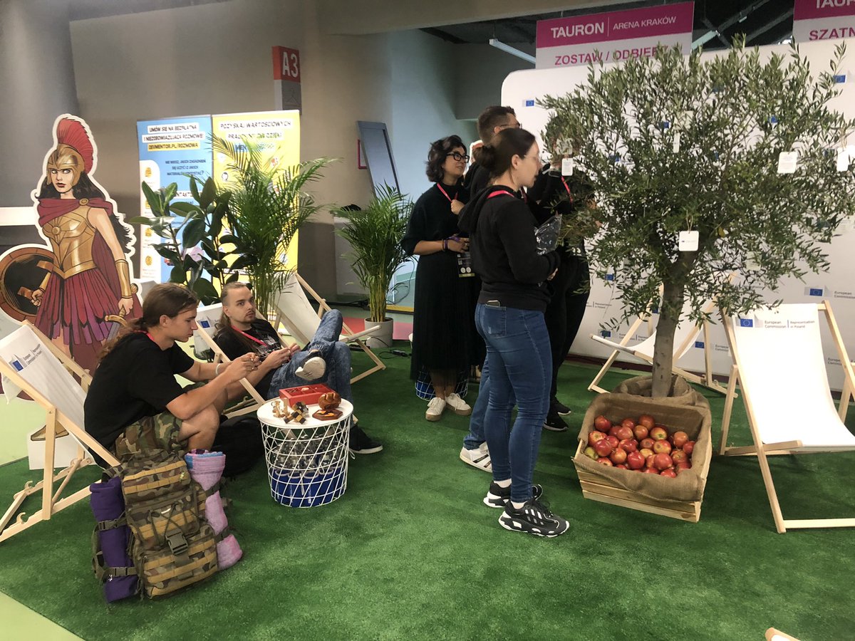 EUinPL's tweet photo. 🎉Jesteśmy od rana na hackathonie #HackYeah w Krakowie.
Wielu śmiałków bierze udział w naszym quizie o UE i wygrywa nagrody!
🫶Czekamy na drużyny biorące udział w wyzwaniach #Paneuropa i #EUfundsGO! https://t.co/fkCCQPrBHm