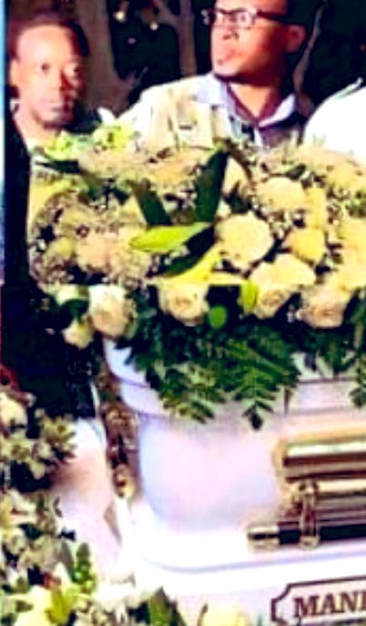 Charloza4life's tweet photo. Itโs been an emotional roller coaster..Condolences to you as you being carry your sister coffin itโs been emotionally for you..hope God will give you strength with your brothers and Family at large ๐๐ฝ๐RIP ZoZo #ZolekaMandela #Zenani #ZolekaMandela #ZolekaMandelafuneral https://t.co/qXplekm1Rr