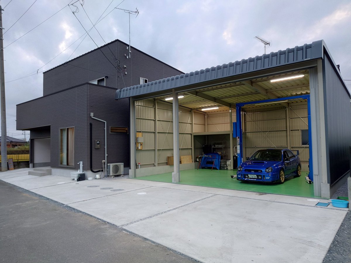 nao_subaru555's tweet image. 念願の!ガレージ付きマイホーム完成!!
構想約5年､20代で建てる目標を達成することが出来ました!

母屋の方にはリビングから見えるビルトインガレージ
作業ガレージ(カクイチ HHK-3040)にはビシャモンの2柱リフト(NSA37)を設置!

嫁さん､家族に支えられてここまで来ることが出来ました!
ありがとう!