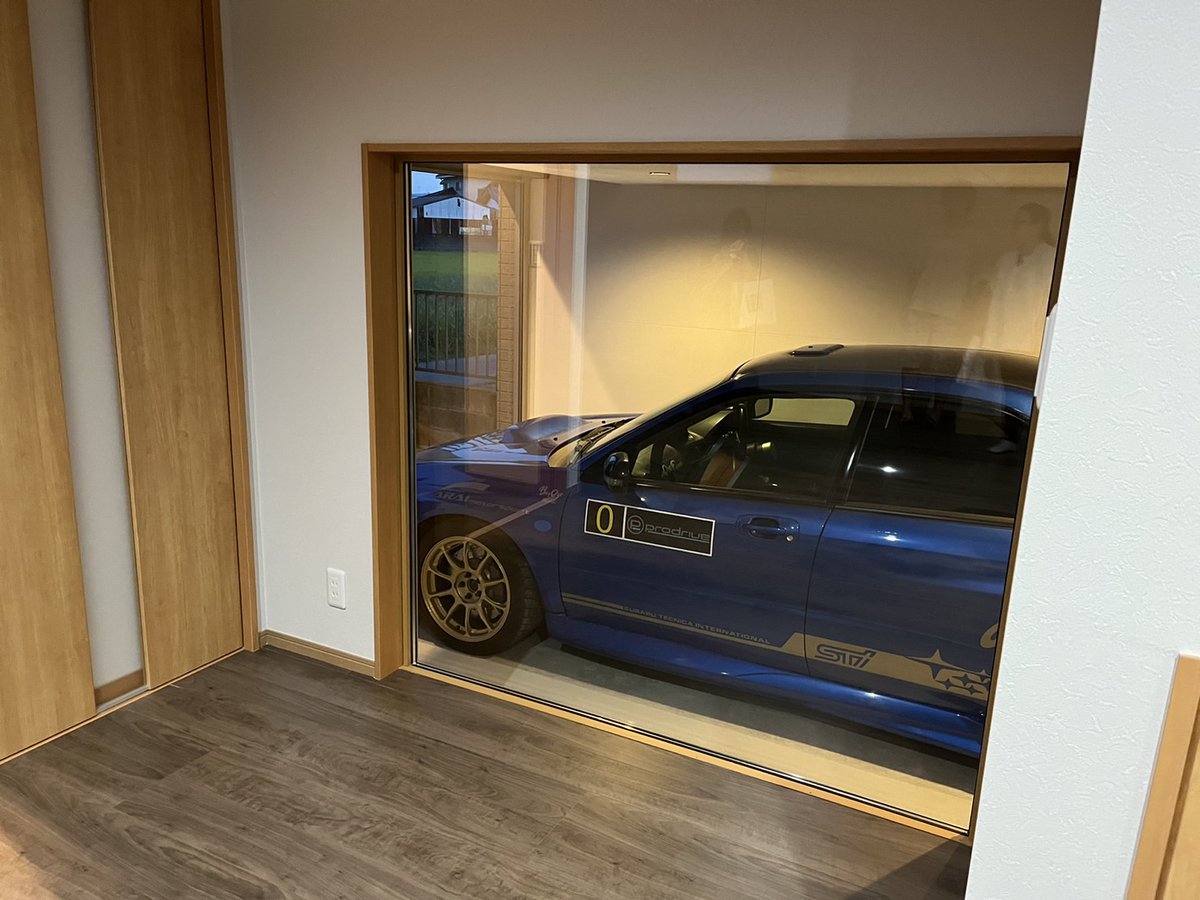 nao_subaru555's tweet image. 念願の!ガレージ付きマイホーム完成!!
構想約5年､20代で建てる目標を達成することが出来ました!

母屋の方にはリビングから見えるビルトインガレージ
作業ガレージ(カクイチ HHK-3040)にはビシャモンの2柱リフト(NSA37)を設置!

嫁さん､家族に支えられてここまで来ることが出来ました!
ありがとう!