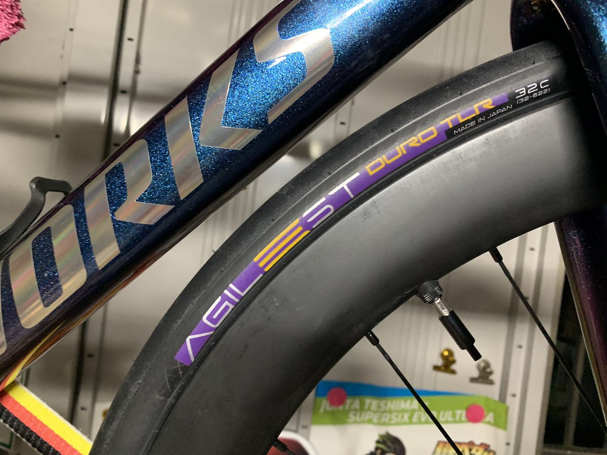 pandaxaurus's tweet photo. 自分の使い方だレースTT狙いではなく快適な速度維持出来て疲れにくくトラブル起こりにくく走り続けるが希望なのでコストも考慮して今回はこのタイヤとこのサイズをチョイスしてみました。 #Panaracer #AGILEST #DURO #TLR #32C https://t.co/vfcRGbzb5m