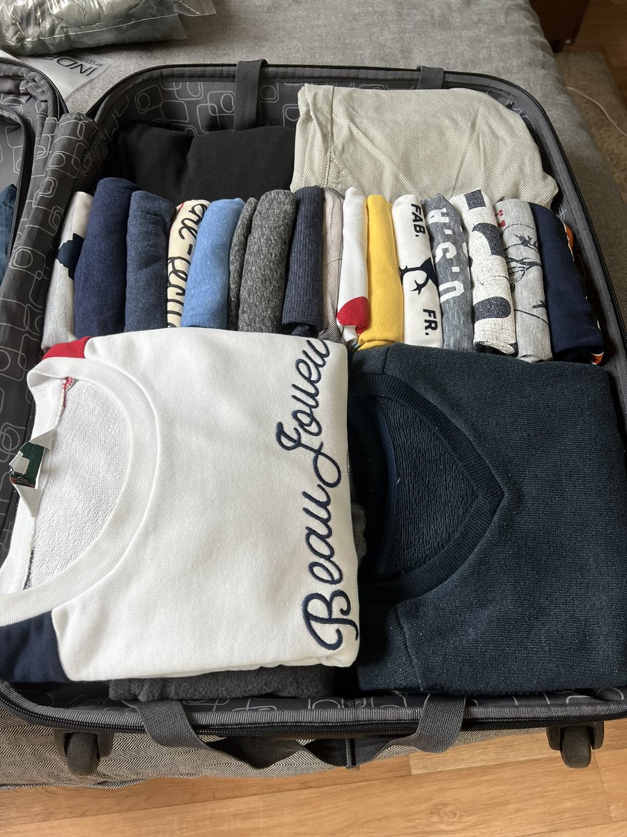 boubadeunss's tweet photo. @kheelan_fr Ok j’avoue ���� j’ai pas trouvé de gif avec une valise bien rangée https://t.co/qzaAK8h0QB