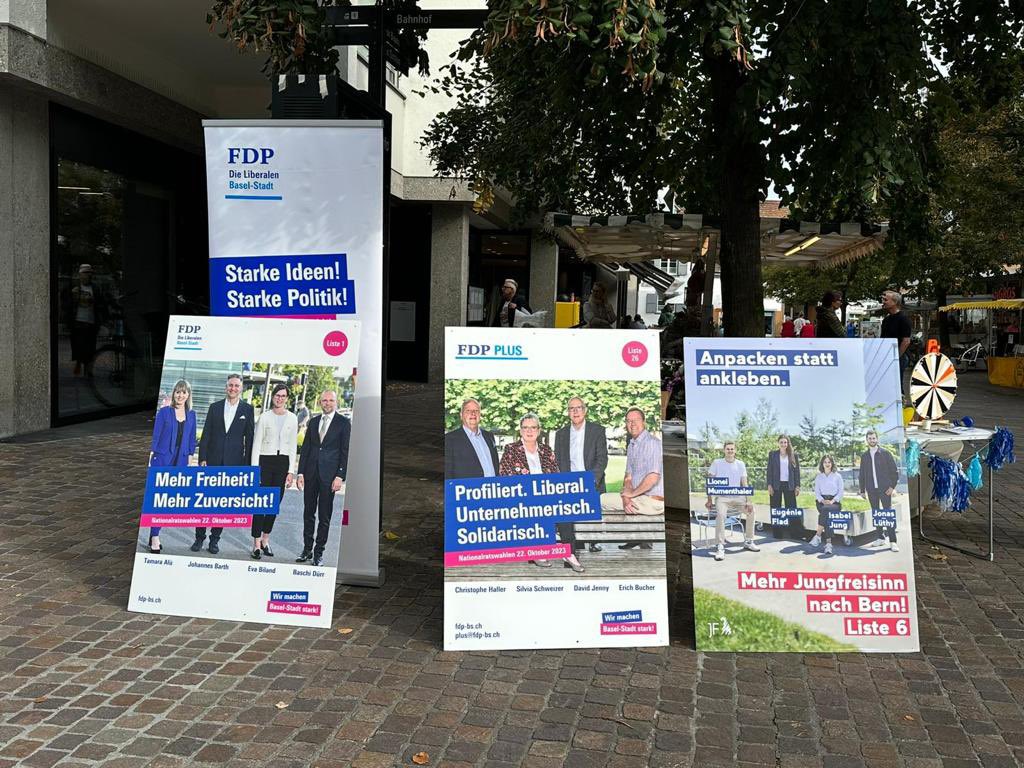 Standaktion in #Riehen Dorf zu den #Nationalaratswahlen. Wir freuen uns auf weitere angeregte Gespräche und mit ein wenig Glück gibts am Staatskunde-Glücksrad auch etwas Süsses zu gewinnen. Komm vorbei! #liste1 #liste6 #liste26