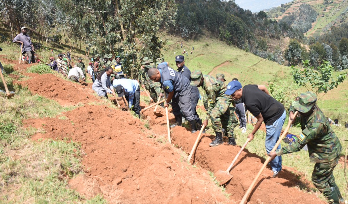 KarongiDistr's tweet photo. None, Minisitiri w’Ubutabera akaba n'Intumwa nkuru ya Leta Dr UGIRASHEBUJA Emmanuel, yifatanyije n’abatuye Akarere ka Karongi abereye imboni mu muganda rusange wabereye mu Mudugudu wa Karambo, Akagari ka Gisovu mu Murenge wa Twumba. Haciwe imirwanyasuri mu mirima y'abaturage. https://t.co/vAh5d0L8Kc