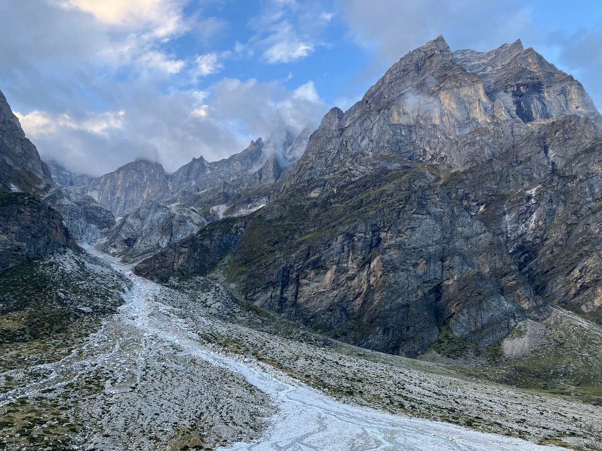 chandansarangii's tweet image. While going to Satopanth Glacier, this wonderful frame appears near LaxmiVan.  #Himalaya #Glaciers