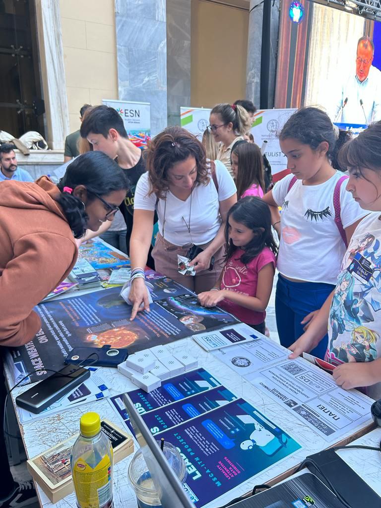 #Science goes to the Public!!
It was fun to see many curious eyes excited to listen about #Spaceweather in #EuropeanResearchersNight by #MSCANight in Athens 🇬🇷. Representing #SWATNetProject😍 in @rengreece
#scicomm @SWATNetProject @Indus_SolPhy 
@EmiliaKilpua @ManolisKG