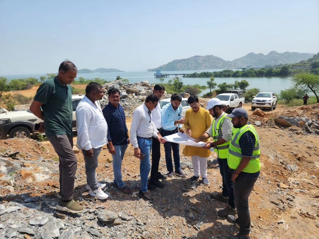 માન. પ્રધાનમંત્રી શ્રી <a href="/narendramodi/">Narendra Modi</a> જીના નેતૃત્વ હેઠળ "નવા ભારતમાં વિકાસ સાથે વિરાસત"નો મૂળતંત્ર સાકાર કરતી ભાજપ સરકાર...

ધરોઈ ખાતે પ્રવાસન ધામના વિકાસના કામોની સાઇટ વિઝીટ ધરોઈના કાર્યપાલક ઇજનેરશ્રી તથા સતલાસણા તાલુકા ભાજપના પ્રમુખશ્રી, હોદેદારો અને કાર્યકર્તાઓ સાથે ઉપસ્થિત