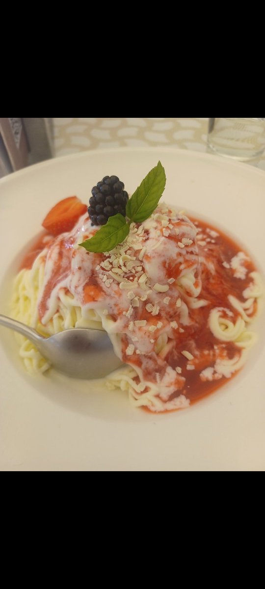 Knatterentchen's tweet photo. @FotoVorschlag Spaghetti-Eis mit roter Erdbeersoße und blauer Brombeere #fotovorschlag #365Projekt https://t.co/0GiJiRJL3J
