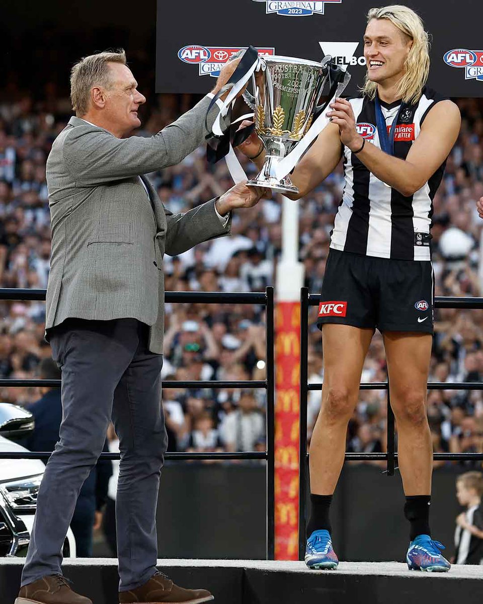 CollingwoodFC's tweet photo. THIS IS EVERYTHING 🖤🤍

Darcy and Peter Moore with our SIXTEENTH PREMIERSHIP CUP! https://t.co/1R9AAzsrSm