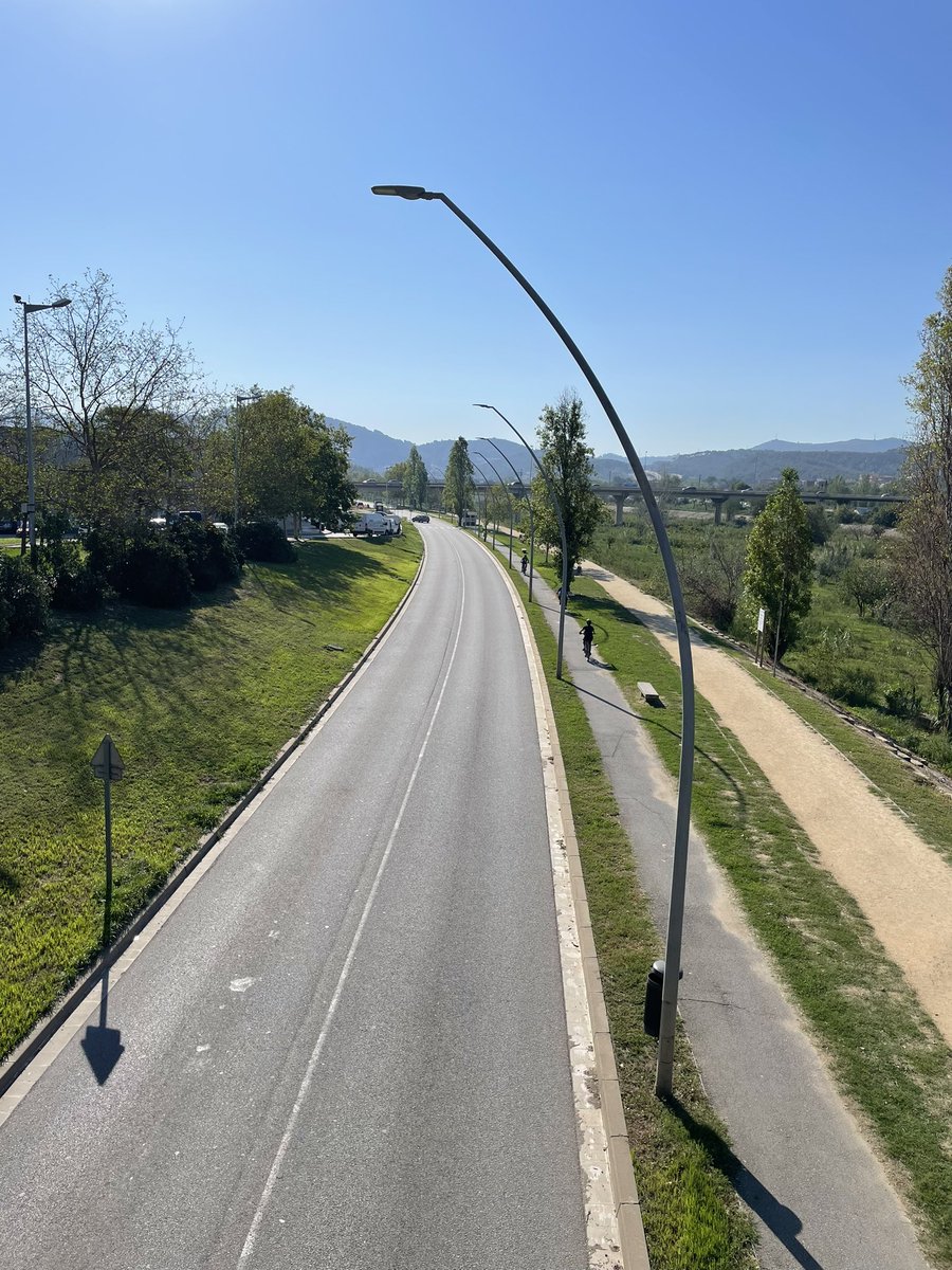 mochimkt's tweet photo. El nou Ajuntament @AjRipollet posa fi al carril bici del pont de vianants i a la pacificació de la carretera del riu, perquè sigui peatonal els caps de setmana. Molt bé @PSCRIPOLLET seguiu sumant en positiu! https://t.co/dbWOUtzuZA