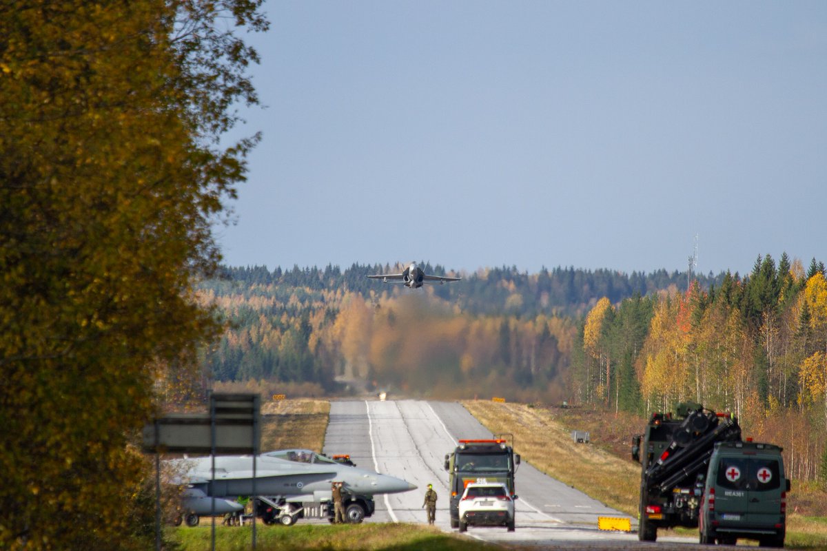 KarjalanLsto's tweet photo. Ruska 23 päättyy tänään myös @KarjalanLsto ssa. Harjoituksessa koulutettiin lennoston henkilökuntaa ja reserviläisiä yhteensä n. 1600 hlöä. Lennoston joukot toimivat #Ruska23 useassa tukikohdassa: Rissalassa, Tervossa, Vieremällä, Joroissa sekä Uppsalassa Ruotsissa. #ilmavoimat https://t.co/zR2qRWH0Fx