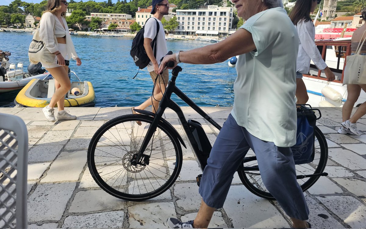 Nema više običnih bicikala, svi su električni. 
To je omogućilo starijim ljudima, da opet imaju osmeh na licu dok se bave #islandhopping biciklima. 
Divno.