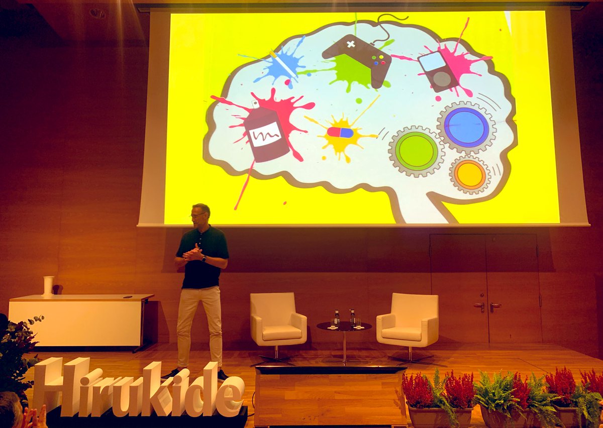 hirukide's tweet photo. Comienzan las ponencias para los adultos/as. Damos paso a la primera “Claves para una digitalización segura en el entorno familiar” impartida Pedro García Aguado, #XCongresoHirukide. Ongietorri @pgaguado! Eskerrik asko @JuegoSostenible 🍀 #ProyectoFES https://t.co/9qC1mMl3Uz