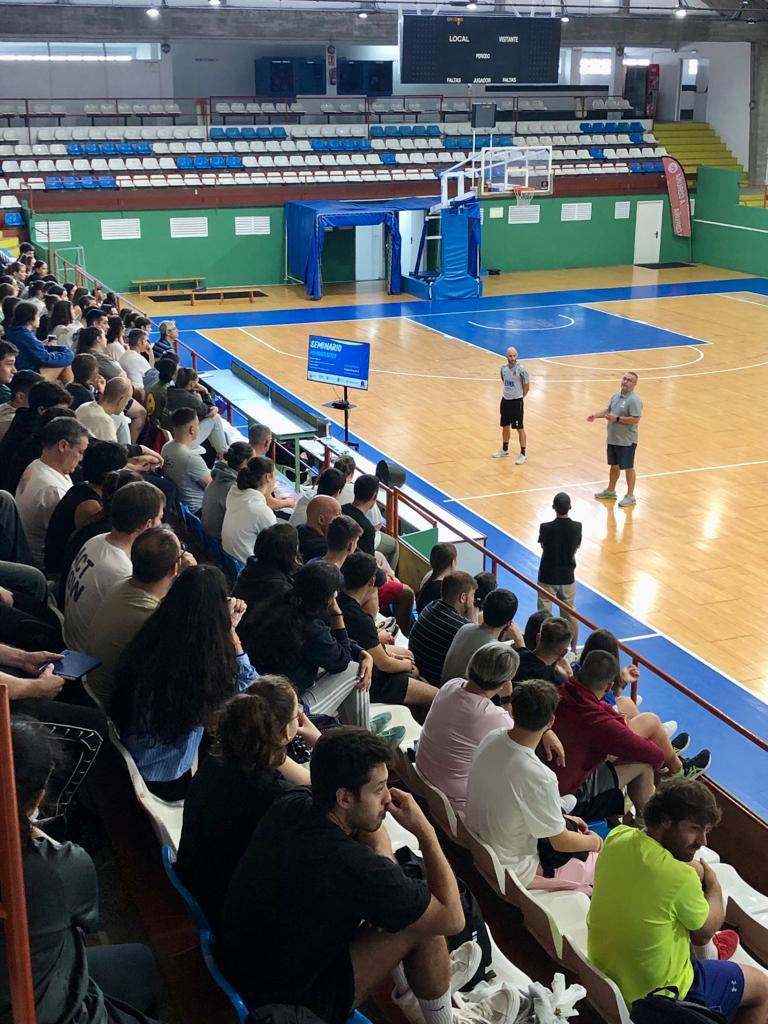 SEMINARIO FORMATIVO || Preto de 150 adestradores na mañá de hoxe en Riazor 2 para o “seminario monográfico” organizado pola <a href="/FGB_Baloncesto/">FGB</a> en colaboración co <a href="/ConcelloCoruna/">Concello da Coruña</a> e <a href="/basquetcoruna/">Leyma Basquet Coruña 🍊</a> !! O mesmo contará cas charlas de <a href="/Roman_Gomez_/">Román Gómez</a> e <a href="/iagocm4/">Iago Castro</a> ! Todo un luxo!!