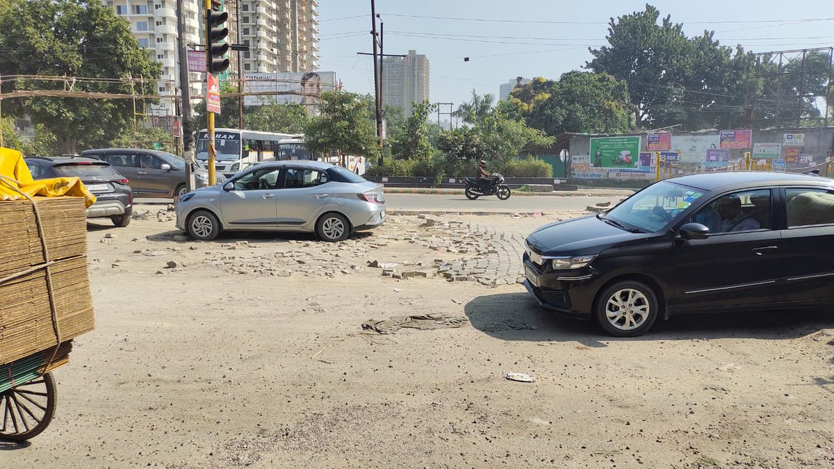 Arvindch1800's tweet image. वसुंधरा प्रवेश मार्ग सब्जी मंडी के सामने नगर निगम @AMRUTCityGzb या पीडब्ल्यूडी @uppwdofficial द्वारा दुरुस्त सड़क को तोड़कर इंटरलॉकिंग टाइल्स का कार्य शुरू होने के उपरांत बीच में 15 दिन से  छोड़ दिया गया है। अतः यह अधूरा कार्य सड़क दुर्घटना को न्योता दे रहा है। प्रशासन से अनुरोध…