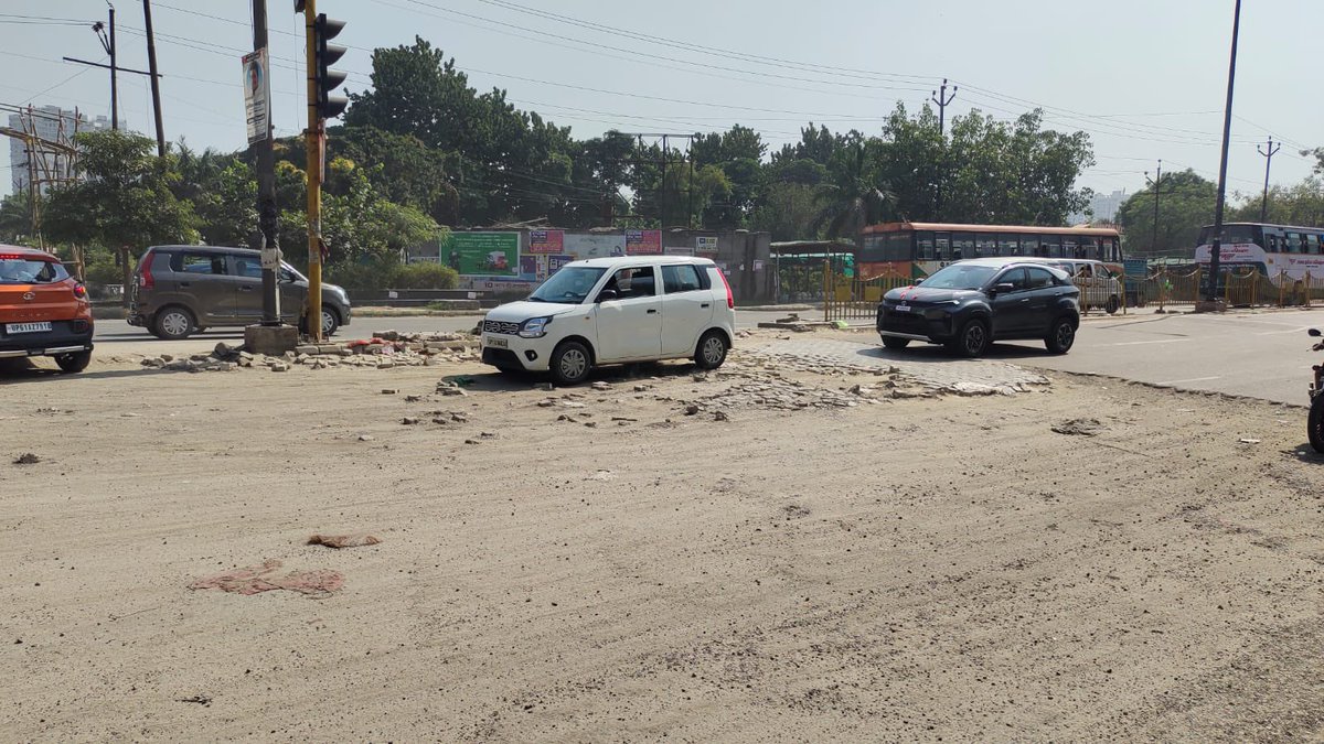 Arvindch1800's tweet image. वसुंधरा प्रवेश मार्ग सब्जी मंडी के सामने नगर निगम @AMRUTCityGzb या पीडब्ल्यूडी @uppwdofficial द्वारा दुरुस्त सड़क को तोड़कर इंटरलॉकिंग टाइल्स का कार्य शुरू होने के उपरांत बीच में 15 दिन से  छोड़ दिया गया है। अतः यह अधूरा कार्य सड़क दुर्घटना को न्योता दे रहा है। प्रशासन से अनुरोध…