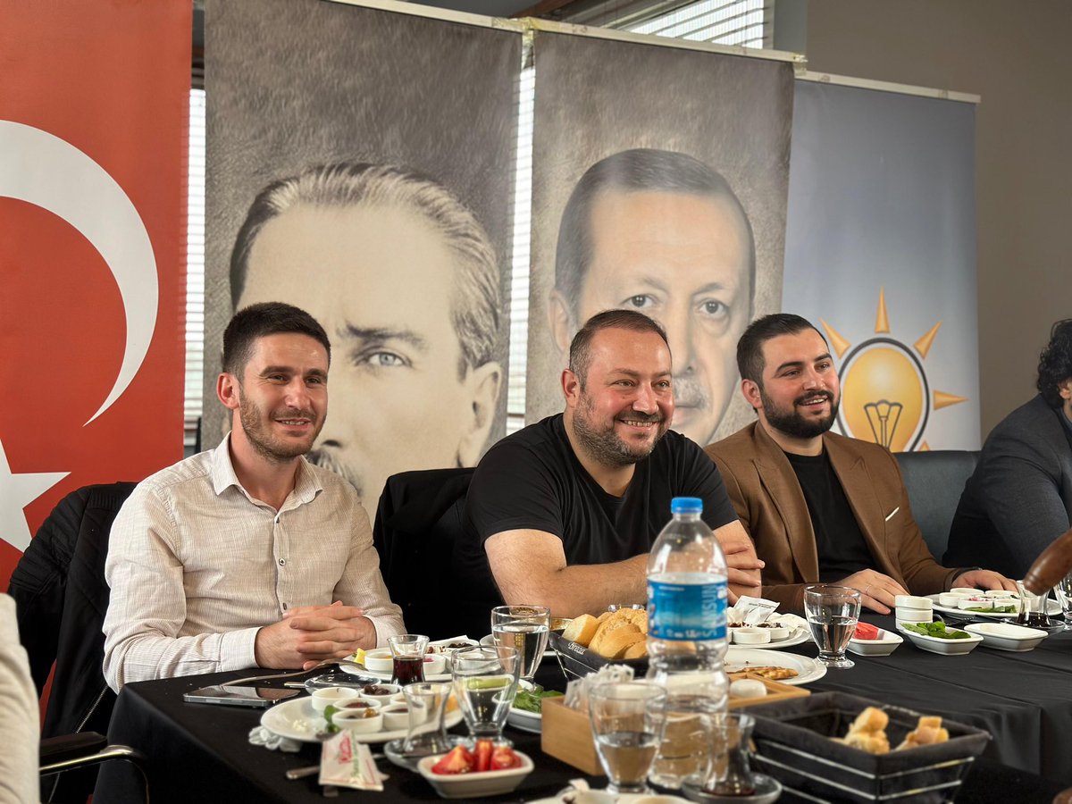 yilmazmcht's tweet photo. Çarşamba’dayız…

Bölge Koordinatörümüz Fatih Nuhoğlu ile birlikte İlçe Gençlik Kollarımız’da görev alan fedakâr arkadaşlarımızla bir araya geldik. 

Gündemimiz 7 Ekim! Çarşamba her zamanki gibi üstüne düşeni yapacak inşallah. https://t.co/QqBYuZXM26
