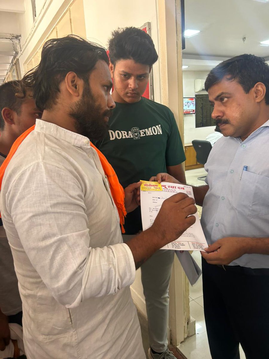 Sourabh90420526's tweet photo. आज वार्ड 64 गरिमा गार्डन , अशोक वाटिका, मास्टर कॉलोनी, शालीमार सिटी, गांव सिकंदर वे क्षेत्र की समस्या और विकास स्ट्रीट लाइट , नाली सड़क की सफाई ,  मच्छर मारने की फॉगिंग गाड़ी और विकास  की मांग को ले कर नगर आयुक्त , मेयर साहब सुनीता दयाल , डिस्ट्रिक मजिस्ट्रेट (DM) , विधायक जी https://t.co/8uldOrG84C