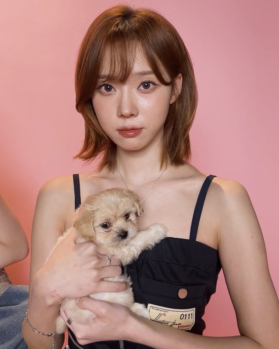 wtloverclub's tweet photo. 누룽지 자는데 깰까봐 크게 움직이지도 못하고 편하게 자라고 손으로 얼굴 받쳐주느라 손목에 팔찌 자국 찐하게 남은 거 🥺🥺 https://t.co/hia1N4Dijt