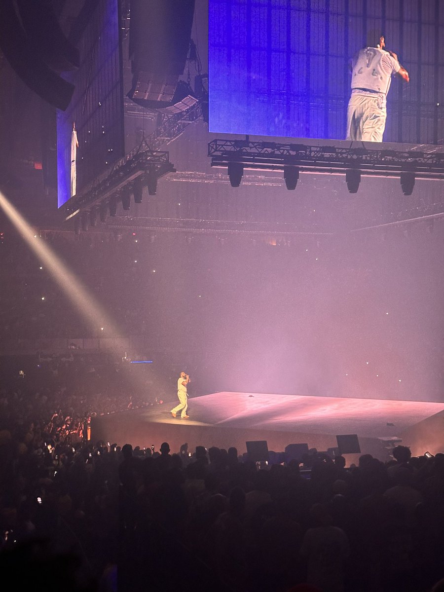 notfeola's tweet photo. Thank you drake https://t.co/vVatrY1NA0